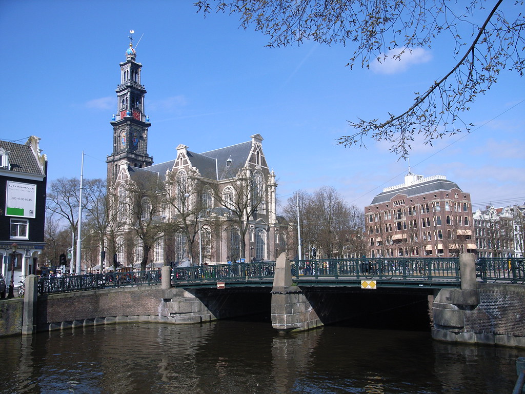 Амстердам зеленоградск. Вестеркерк Амстердам. Вестеркерк могила Рембрандта. Церковь Westerkerk. Церковь Аудекерк Амстердам.